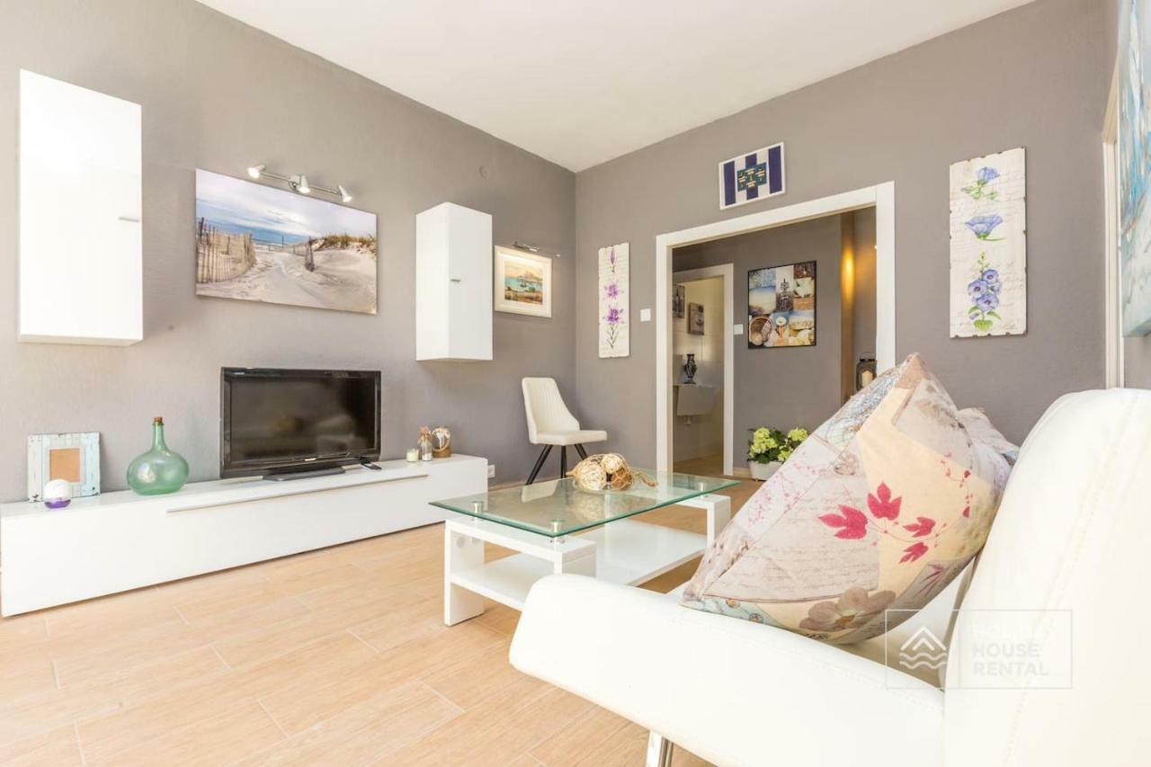 S12 - Beach Front Apartment --Free Wifi- Салоу Екстериор снимка